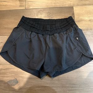 Brand new, barely worn Lululemon hotty hot high rise 4” shirt